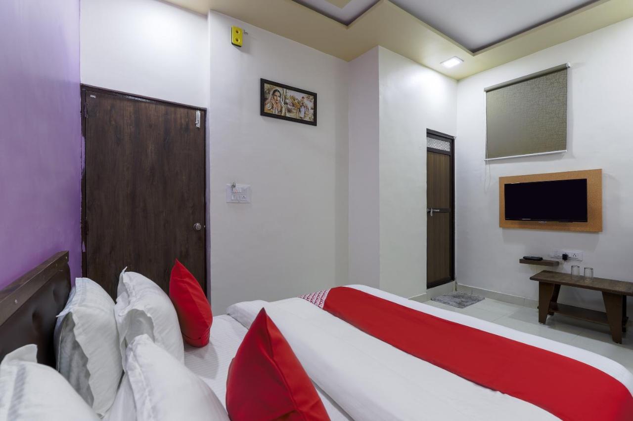 Oyo 47110 Hotel Royal Palace Naroda Exterior photo