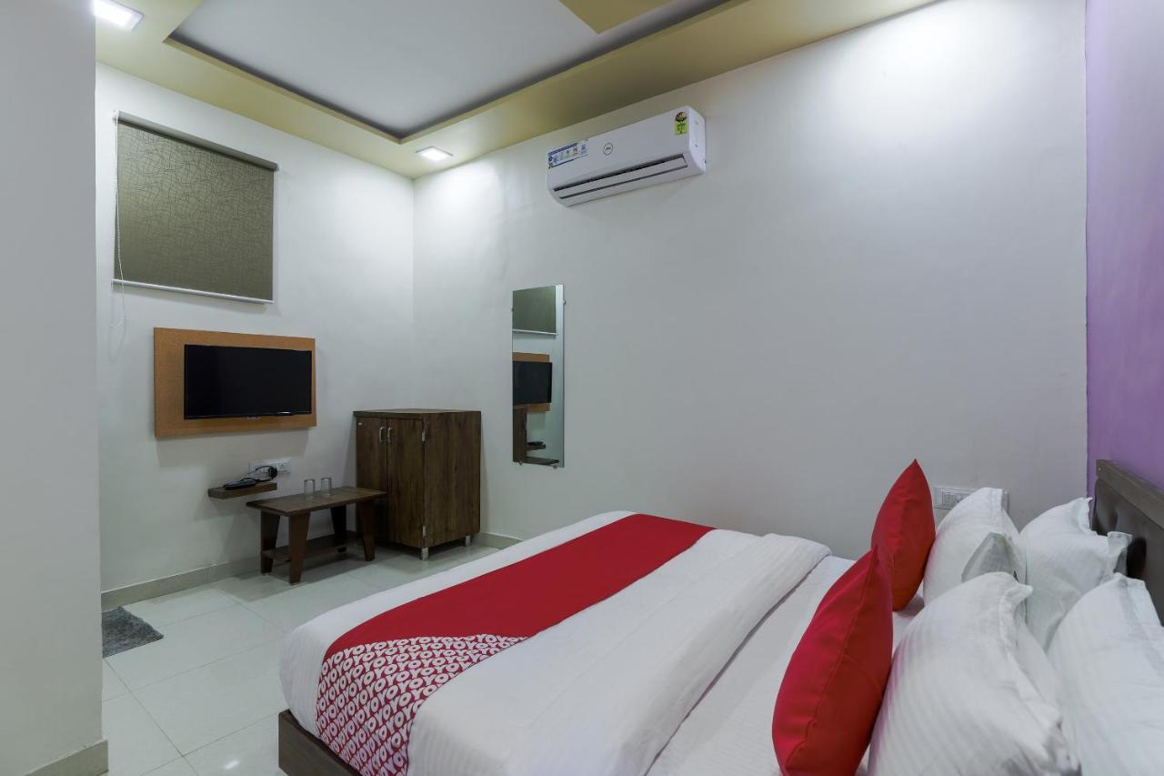 Oyo 47110 Hotel Royal Palace Naroda Exterior photo