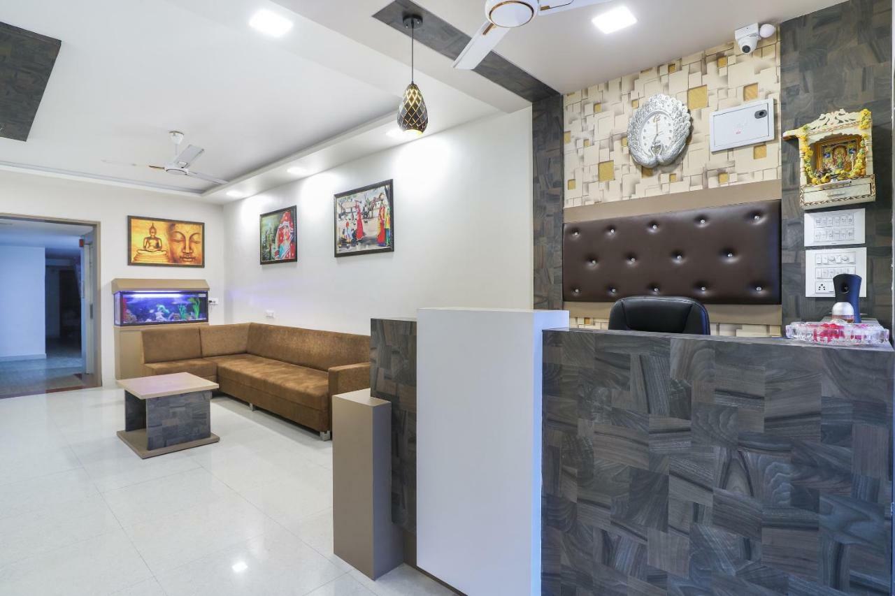 Oyo 47110 Hotel Royal Palace Naroda Exterior photo