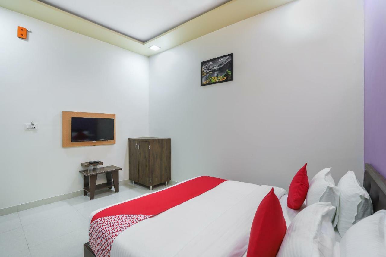 Oyo 47110 Hotel Royal Palace Naroda Exterior photo