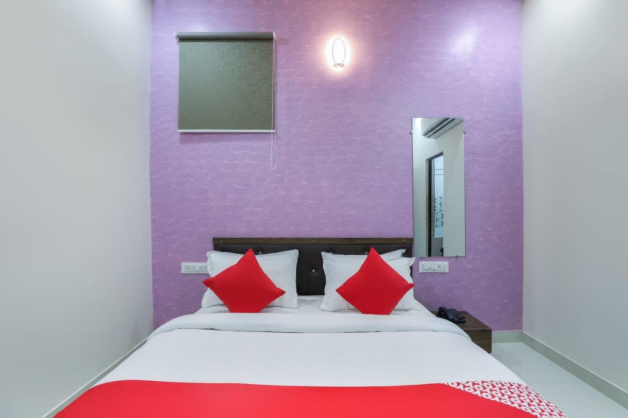 Oyo 47110 Hotel Royal Palace Naroda Exterior photo