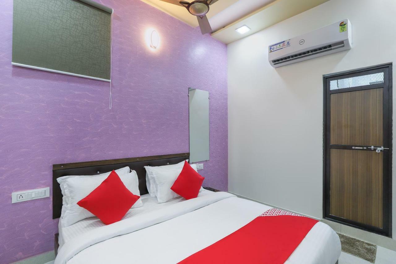Oyo 47110 Hotel Royal Palace Naroda Exterior photo