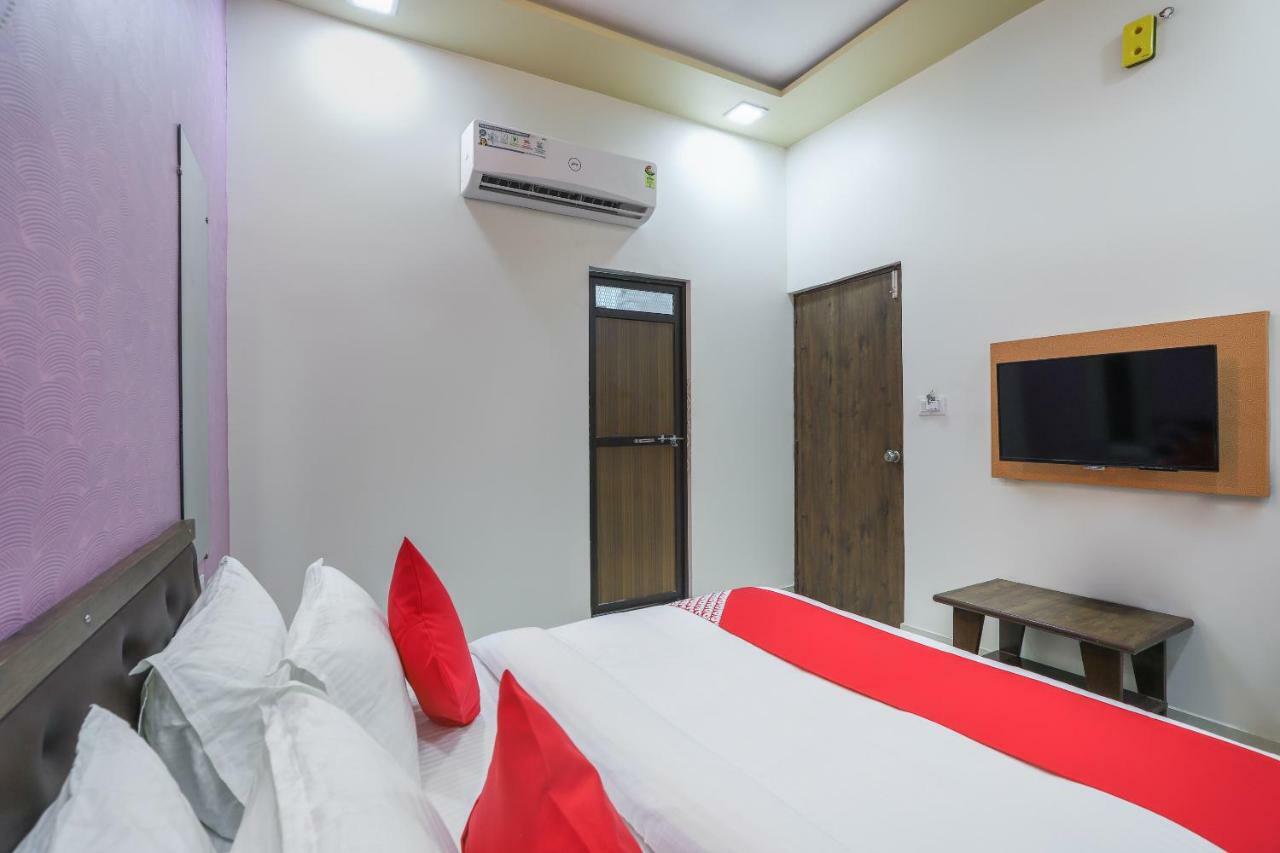 Oyo 47110 Hotel Royal Palace Naroda Exterior photo
