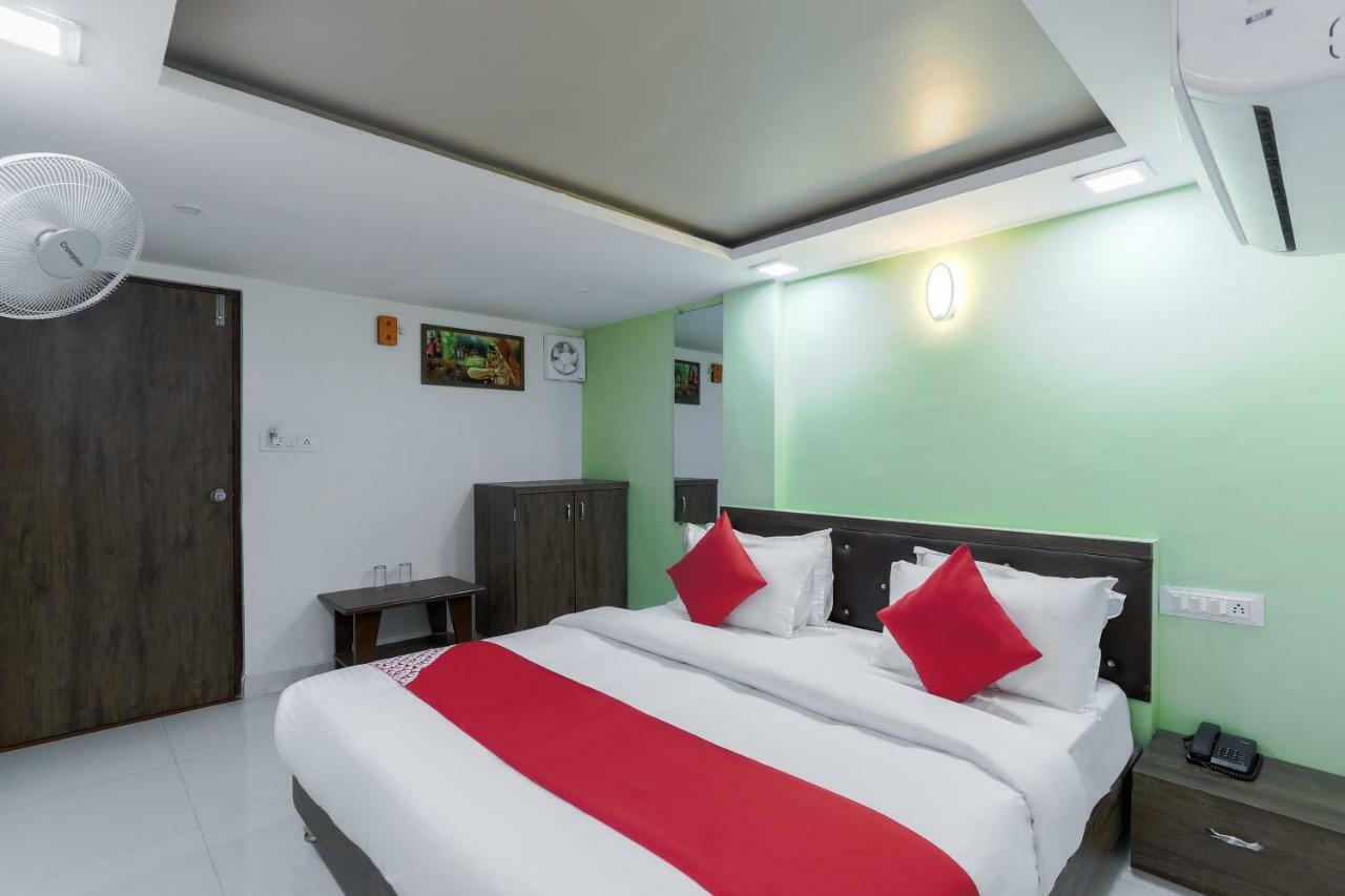Oyo 47110 Hotel Royal Palace Naroda Exterior photo