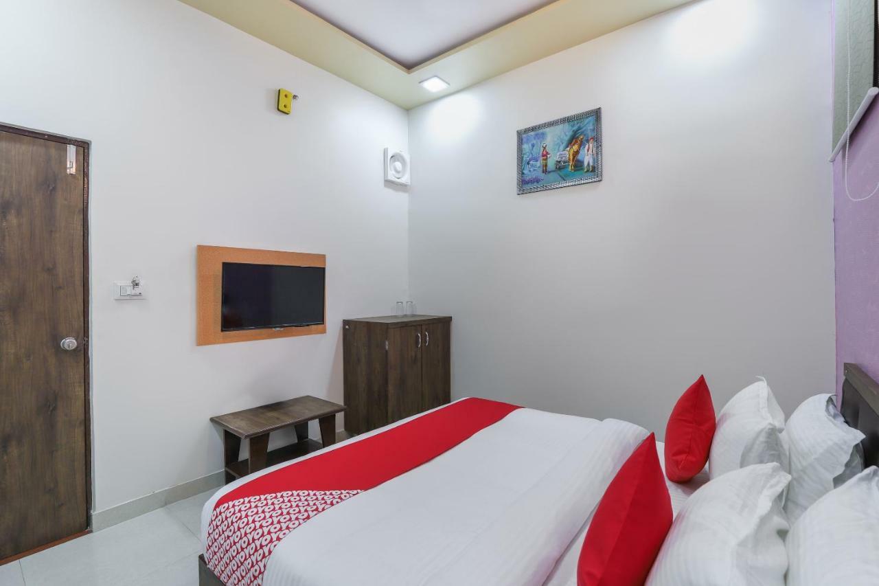 Oyo 47110 Hotel Royal Palace Naroda Exterior photo