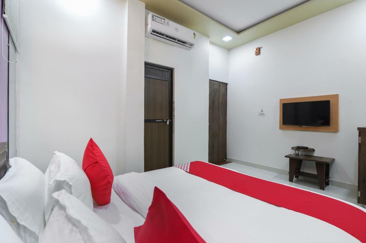 Oyo 47110 Hotel Royal Palace Naroda Exterior photo